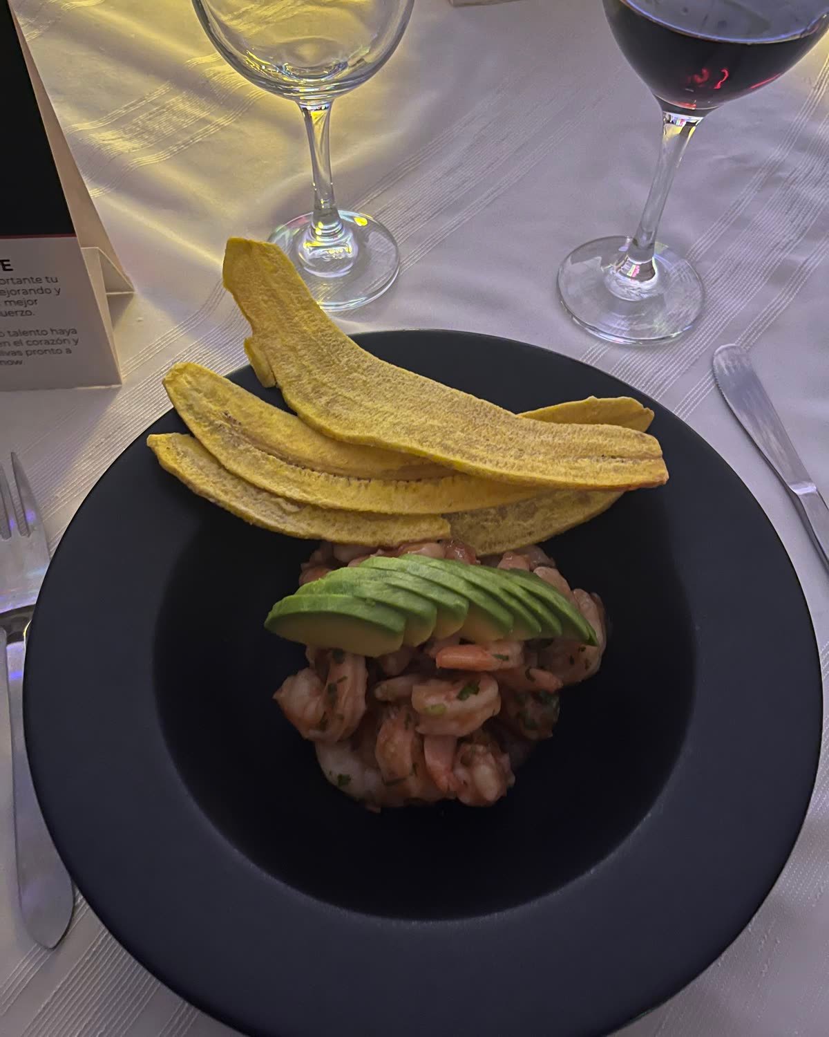 Camarones con aguacate y tajadas de plátano, servidos en la mesa de Joyas Colombianas