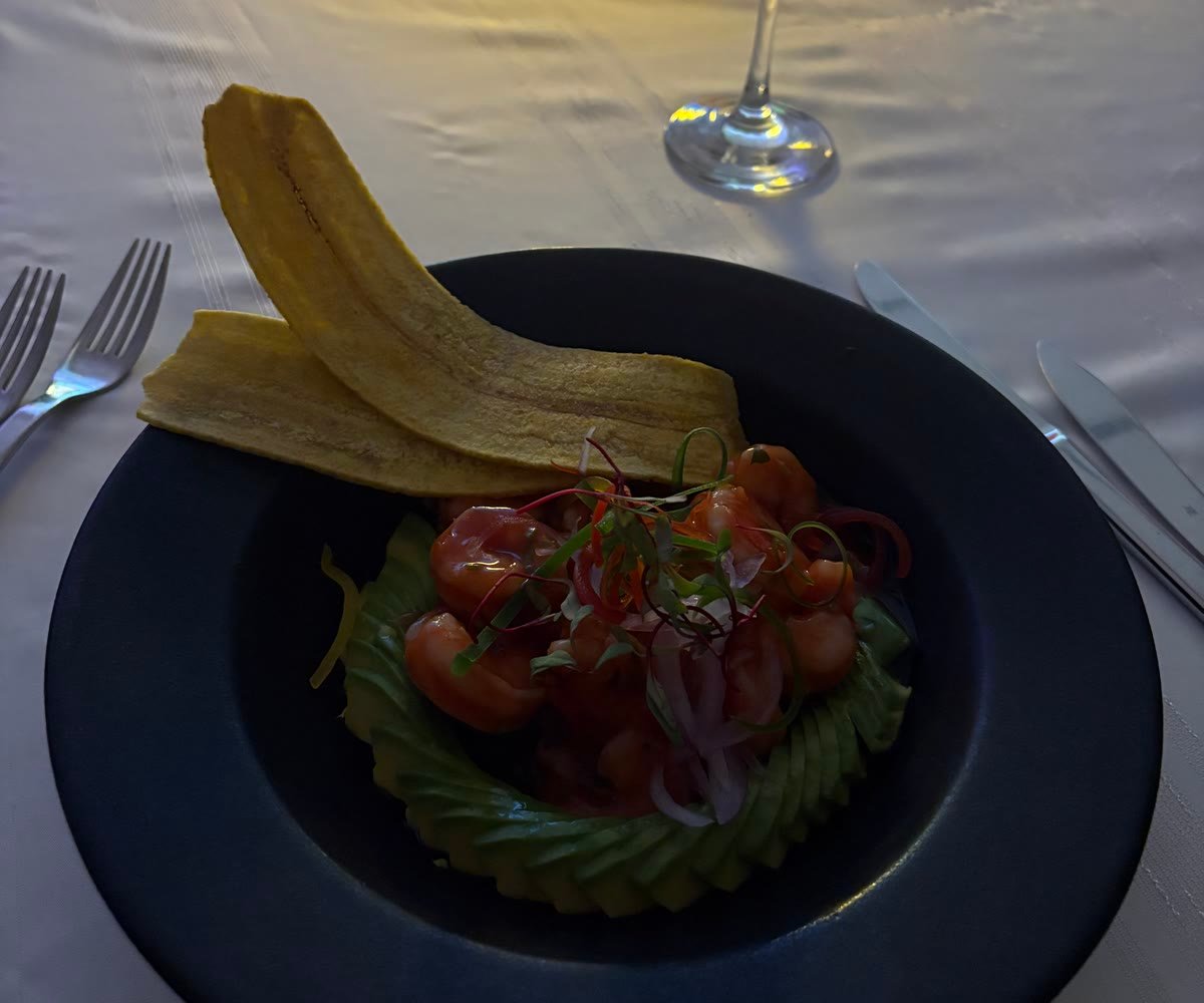 Ceviche de camarón con aguacate y crocante de plátano, servido en la mesa de Joyas Colombianas