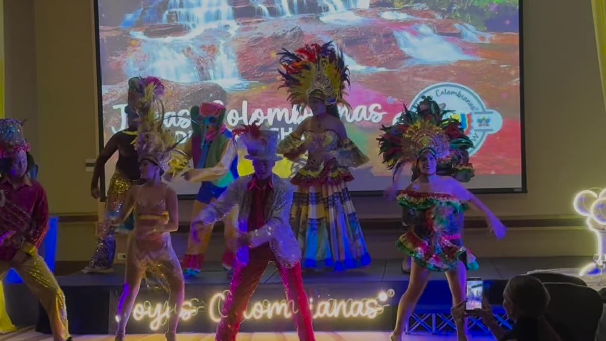 Marimonda del carnaval de Barranquilla bailando en el show de Joyas Colombianas